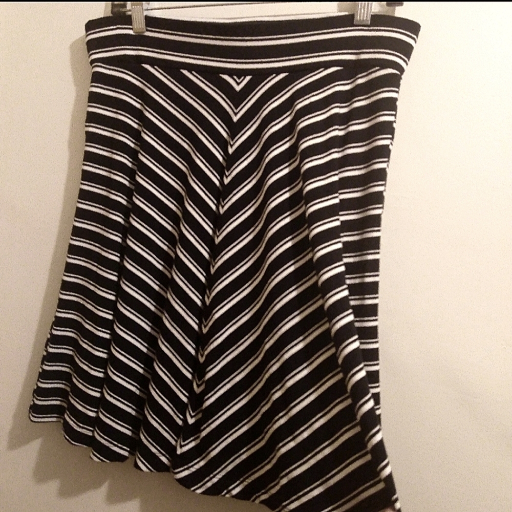 🐇Loft Black and White stripe skirt.
